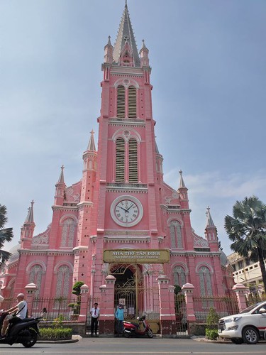 foreign tourists flock to view tan dinh church in hcm city hinh 1