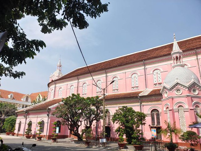 foreign tourists flock to view tan dinh church in hcm city hinh 2