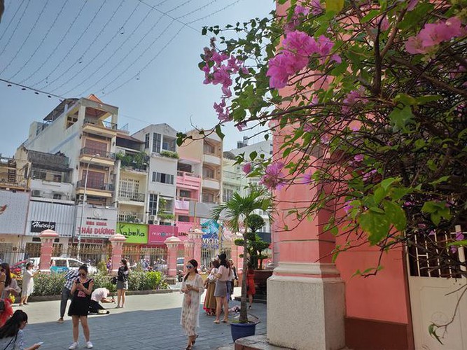 foreign tourists flock to view tan dinh church in hcm city hinh 3