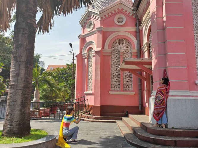 foreign tourists flock to view tan dinh church in hcm city hinh 4