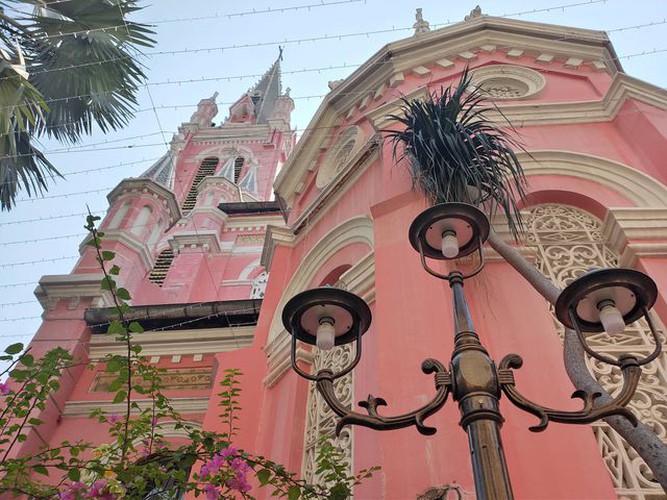 foreign tourists flock to view tan dinh church in hcm city hinh 5