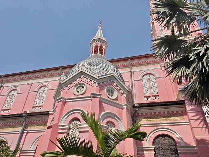 foreign tourists flock to view tan dinh church in hcm city hinh 6