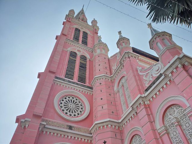 foreign tourists flock to view tan dinh church in hcm city hinh 7