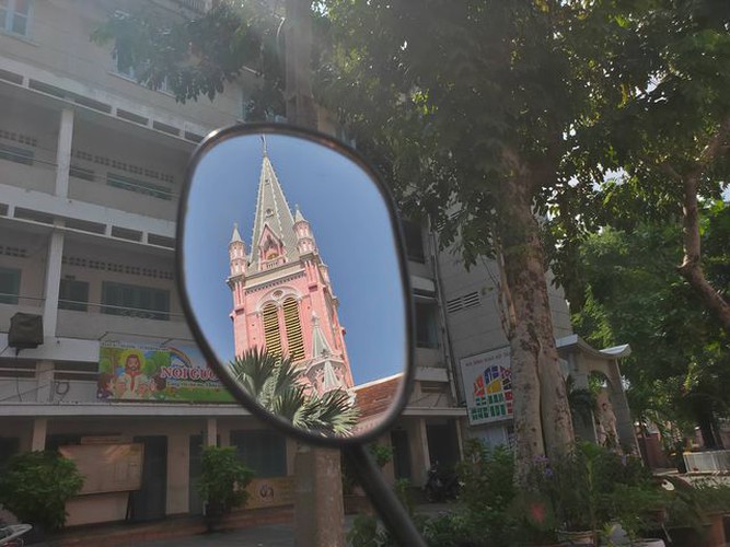 foreign tourists flock to view tan dinh church in hcm city hinh 8