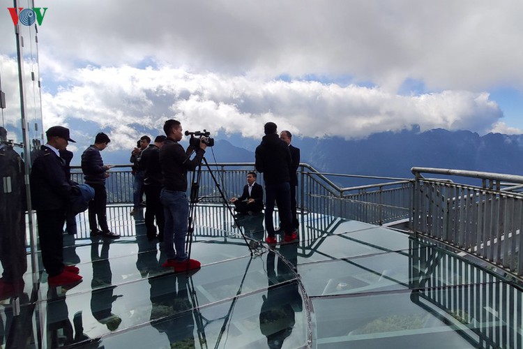 visitors flock to rong may glass bridge in lai chau hinh 11