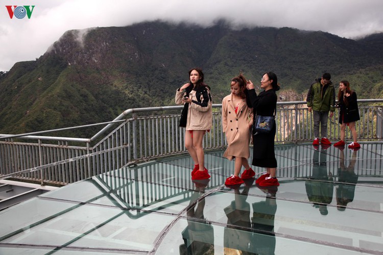 visitors flock to rong may glass bridge in lai chau hinh 13