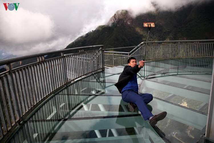 visitors flock to rong may glass bridge in lai chau hinh 14