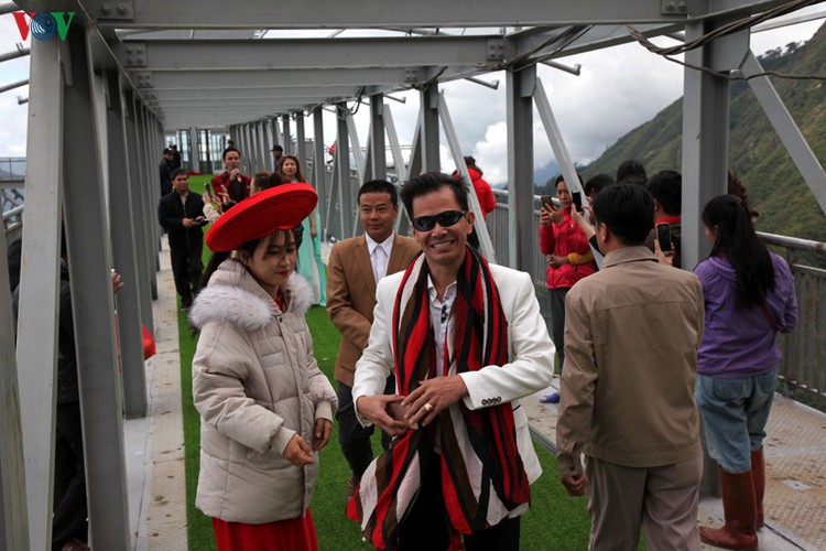 visitors flock to rong may glass bridge in lai chau hinh 15