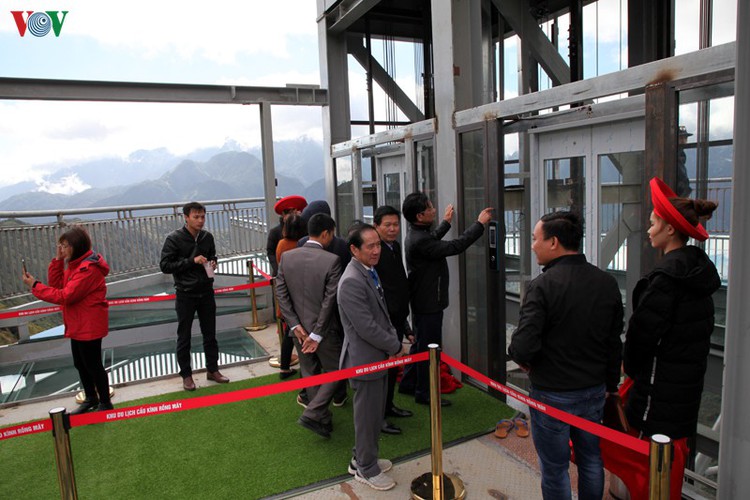 visitors flock to rong may glass bridge in lai chau hinh 16