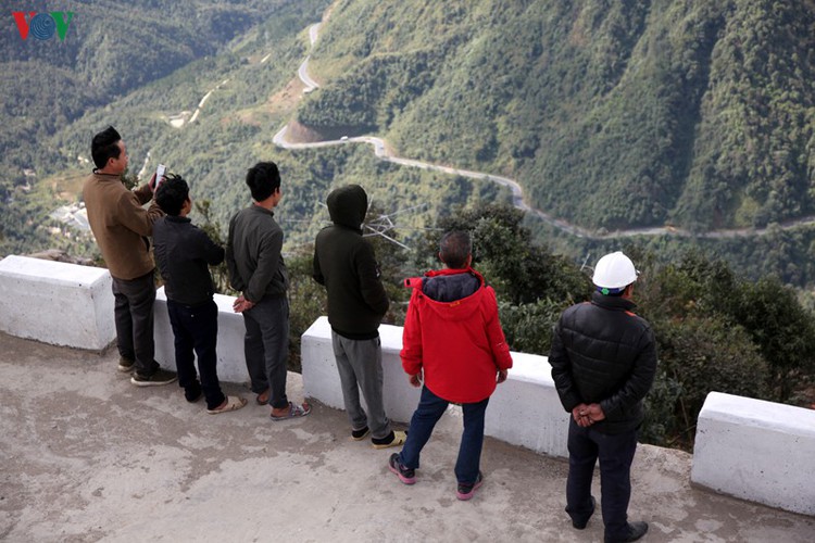 visitors flock to rong may glass bridge in lai chau hinh 17