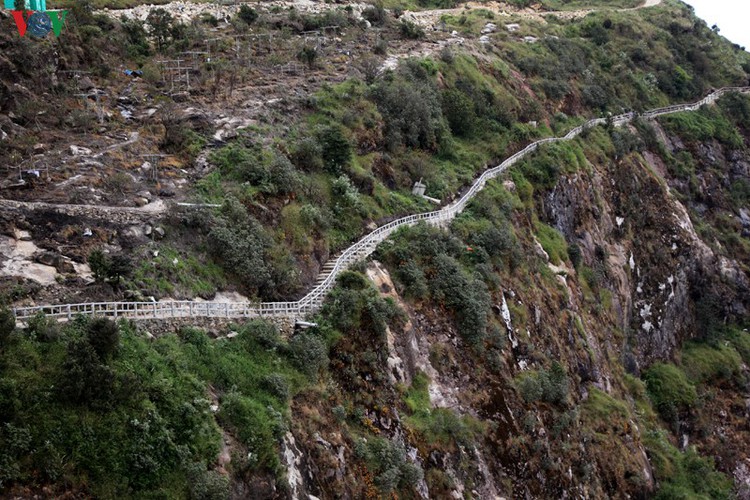 visitors flock to rong may glass bridge in lai chau hinh 18