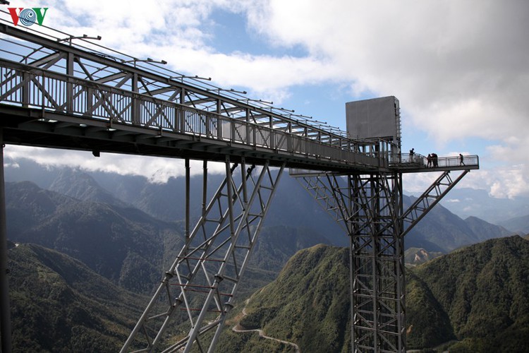 visitors flock to rong may glass bridge in lai chau hinh 1