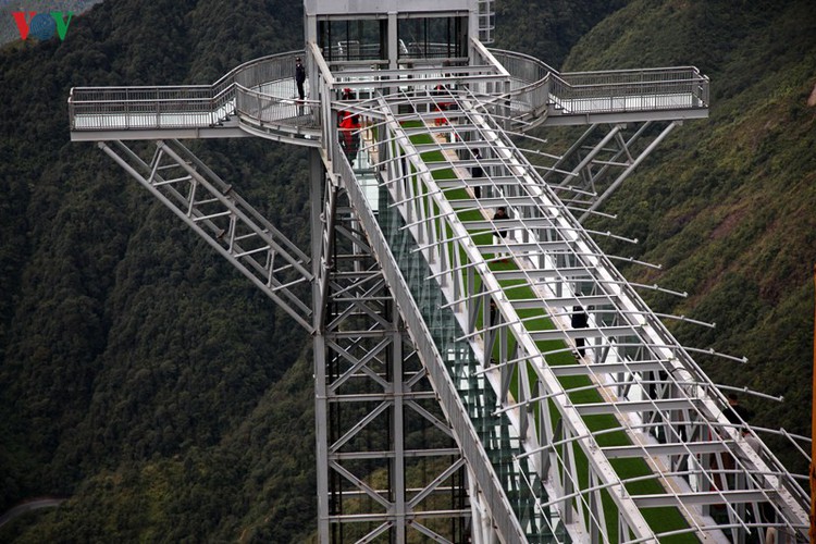 visitors flock to rong may glass bridge in lai chau hinh 2