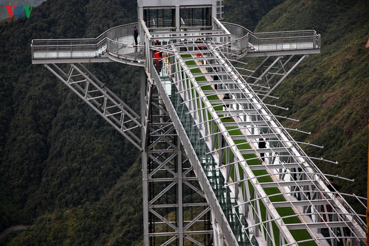 visitors flock to rong may glass bridge in lai chau hinh 2