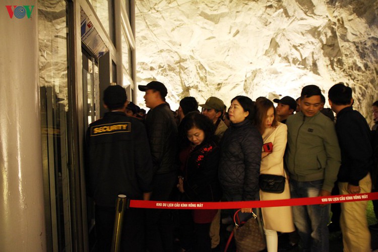 visitors flock to rong may glass bridge in lai chau hinh 4