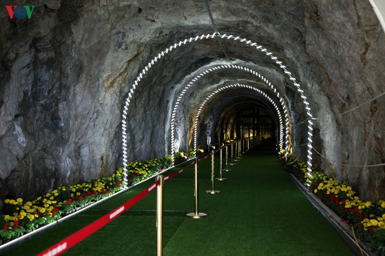 visitors flock to rong may glass bridge in lai chau hinh 5