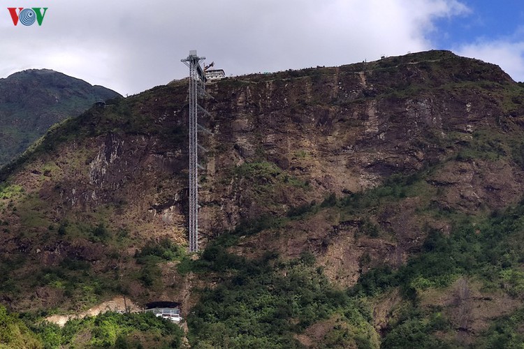 visitors flock to rong may glass bridge in lai chau hinh 6