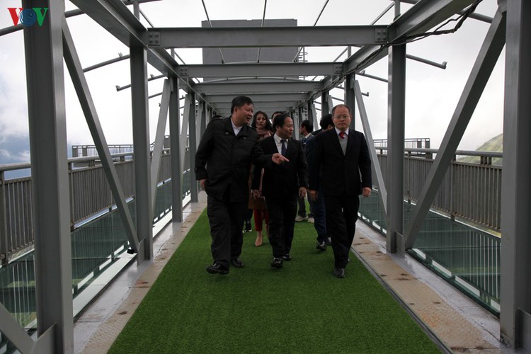 visitors flock to rong may glass bridge in lai chau hinh 7