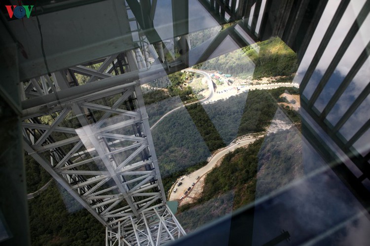 visitors flock to rong may glass bridge in lai chau hinh 8