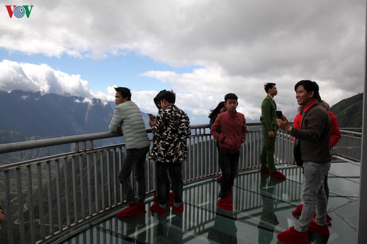 visitors flock to rong may glass bridge in lai chau hinh 9