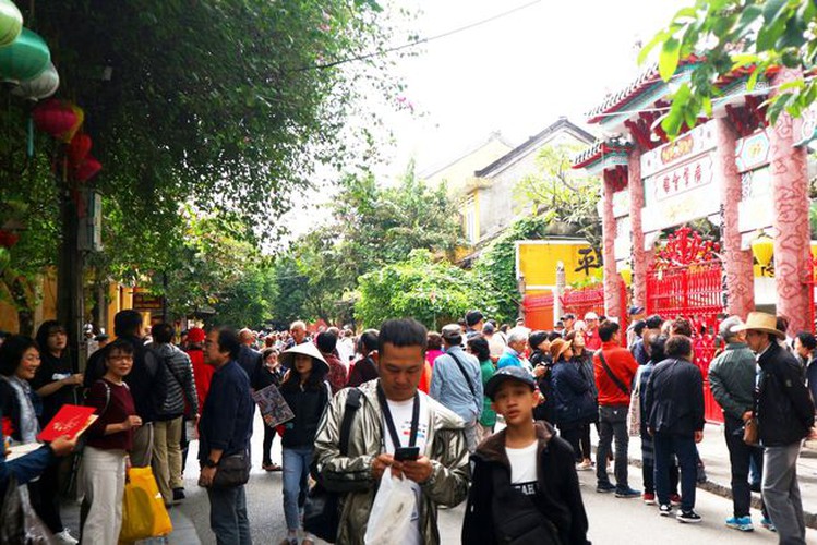 tourists flock to hoi an in celebration of 20th world heritage anniversary hinh 1