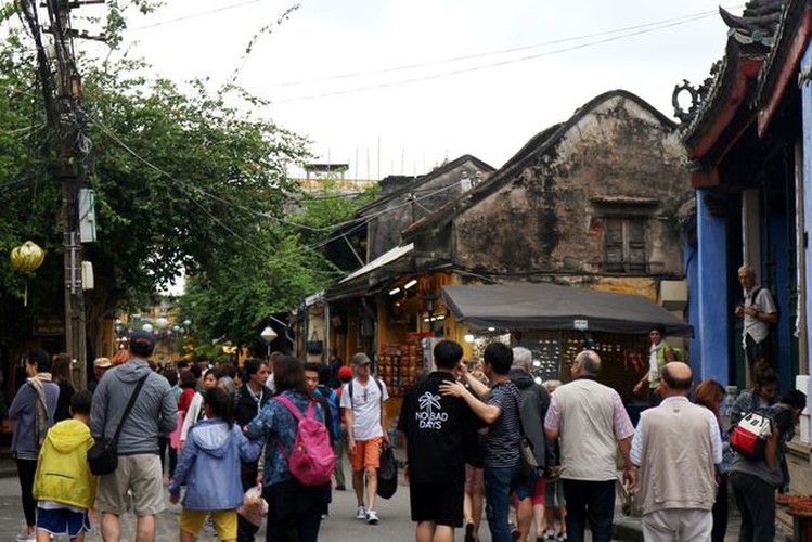 tourists flock to hoi an in celebration of 20th world heritage anniversary hinh 2