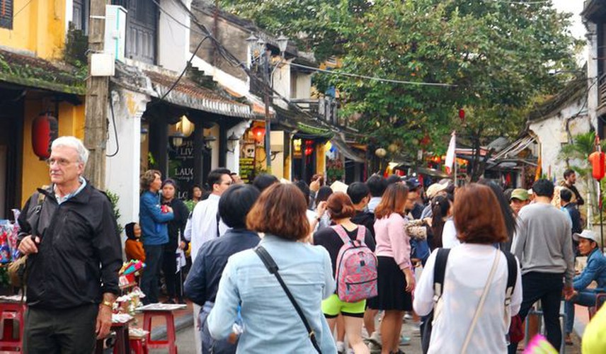 tourists flock to hoi an in celebration of 20th world heritage anniversary hinh 3