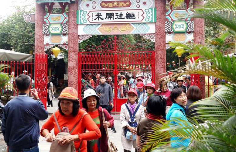 tourists flock to hoi an in celebration of 20th world heritage anniversary hinh 4