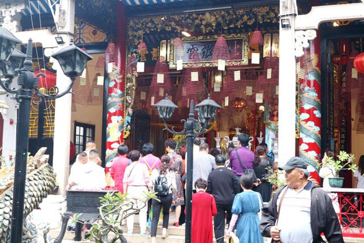 tourists flock to hoi an in celebration of 20th world heritage anniversary hinh 5