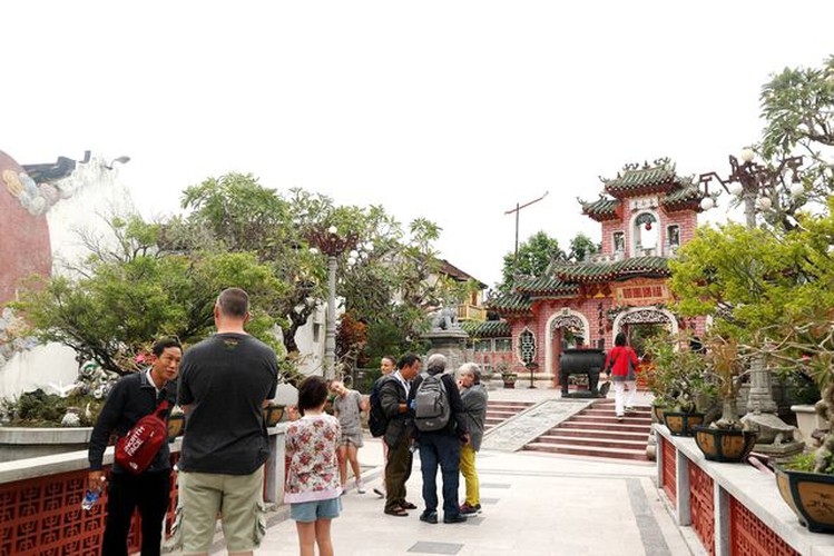 tourists flock to hoi an in celebration of 20th world heritage anniversary hinh 7