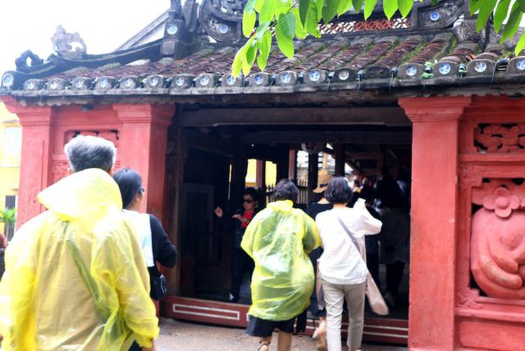 tourists flock to hoi an in celebration of 20th world heritage anniversary hinh 8