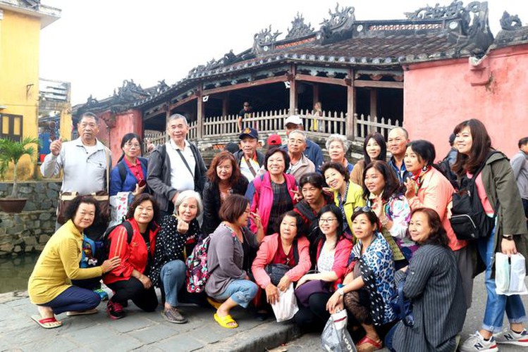 tourists flock to hoi an in celebration of 20th world heritage anniversary hinh 9