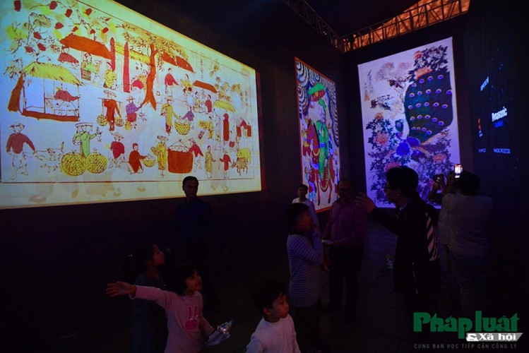 Hang Trong folk paintings go on display using 3D technology in Hanoi