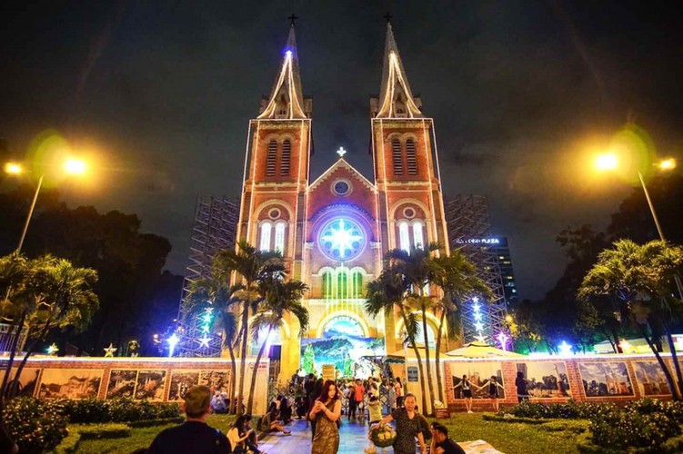top 10 christmas check-in points in hcm city hinh 1