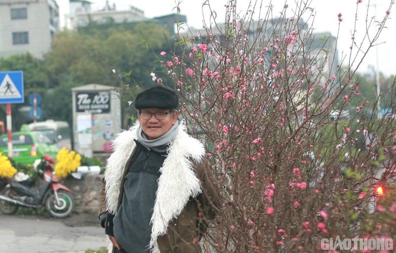 nhat tan peach blossoms signal first signs of tet in hanoi hinh 10