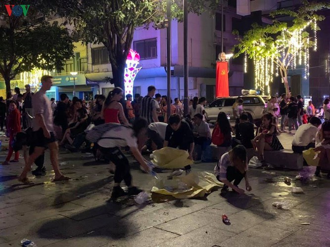 people throughout vietnam start 2020 with joyous celebrations hinh 11