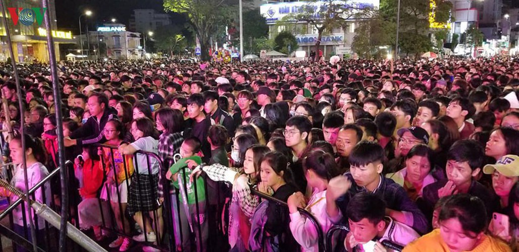 people throughout vietnam start 2020 with joyous celebrations hinh 2