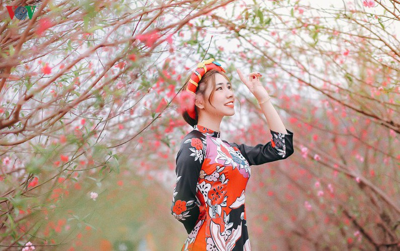 crowds flock to nhat tan flower village as tet draws near hinh 10