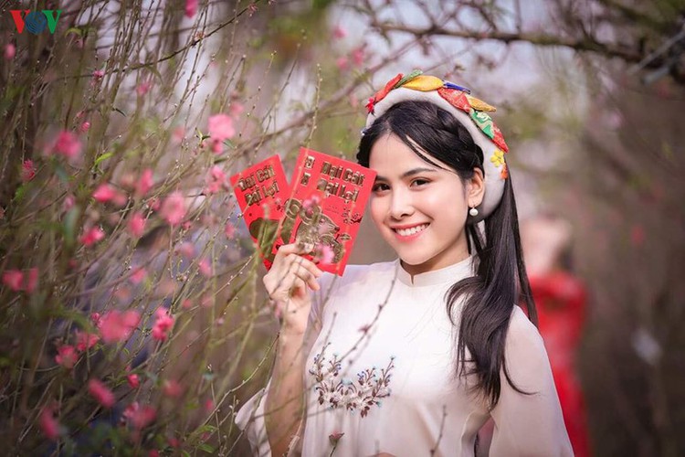 crowds flock to nhat tan flower village as tet draws near hinh 6