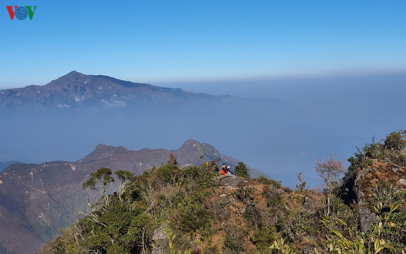 viewing a spectacular sunset from ky quan san mountain hinh 11