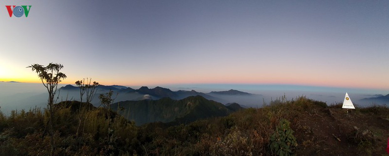 viewing a spectacular sunset from ky quan san mountain hinh 17