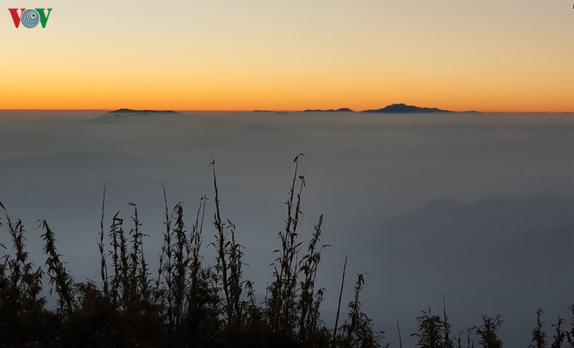 viewing a spectacular sunset from ky quan san mountain hinh 18