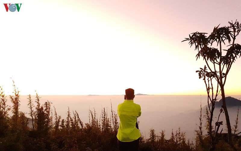 viewing a spectacular sunset from ky quan san mountain hinh 1