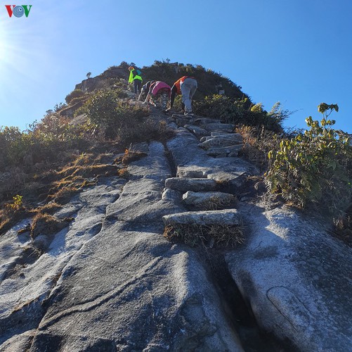 viewing a spectacular sunset from ky quan san mountain hinh 7