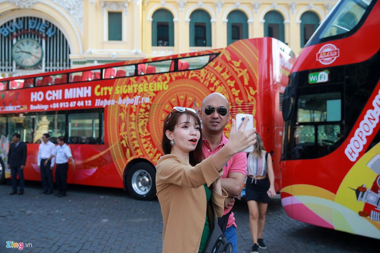 double-decker bus services officially come into operation in hcmc hinh 7
