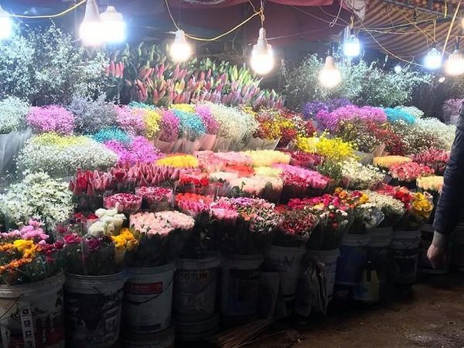 hanoi's largest flower market enjoys bustling atmosphere ahead of tet hinh 2