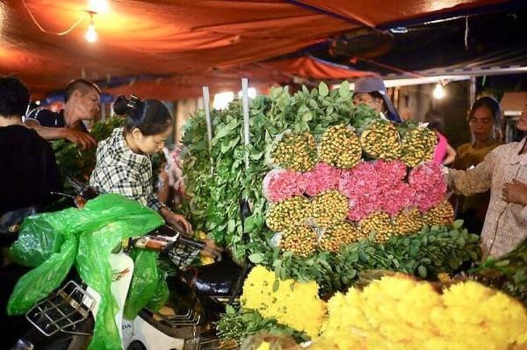 hanoi's largest flower market enjoys bustling atmosphere ahead of tet hinh 3