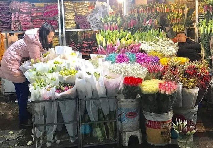 hanoi's largest flower market enjoys bustling atmosphere ahead of tet hinh 4