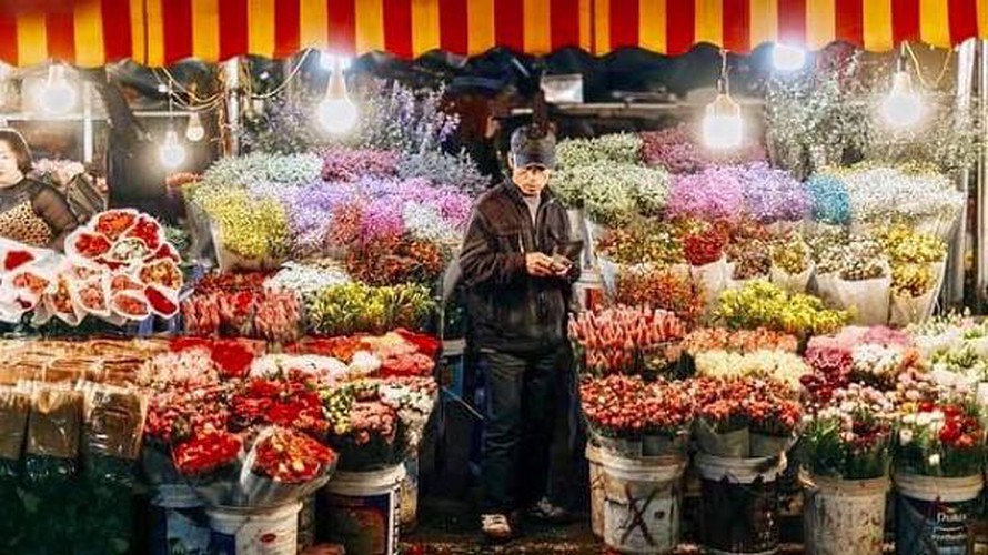 hanoi's largest flower market enjoys bustling atmosphere ahead of tet hinh 5