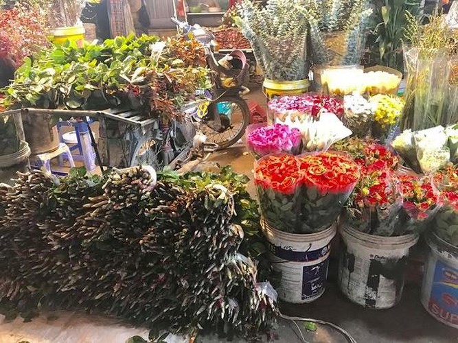 hanoi's largest flower market enjoys bustling atmosphere ahead of tet hinh 7